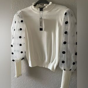 Gracia top with with puff sleeves and black polka dots